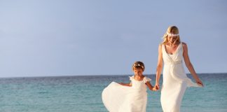 trouwjurk wit met bruidsmeisje