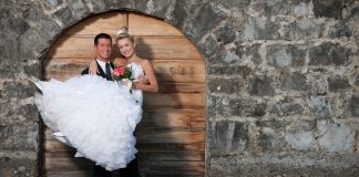 bruid optillen door bruidegom